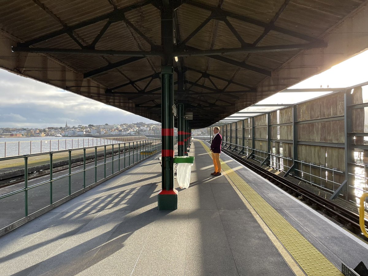 SimonZev's tweet image. Look who ruined my photo… 

Meanwhile, I finally get to go on a 484 that’s moving. It’s not quite the same as last time when they were in the depot. 

#IslandLine #DTrain #SolentShenanigans