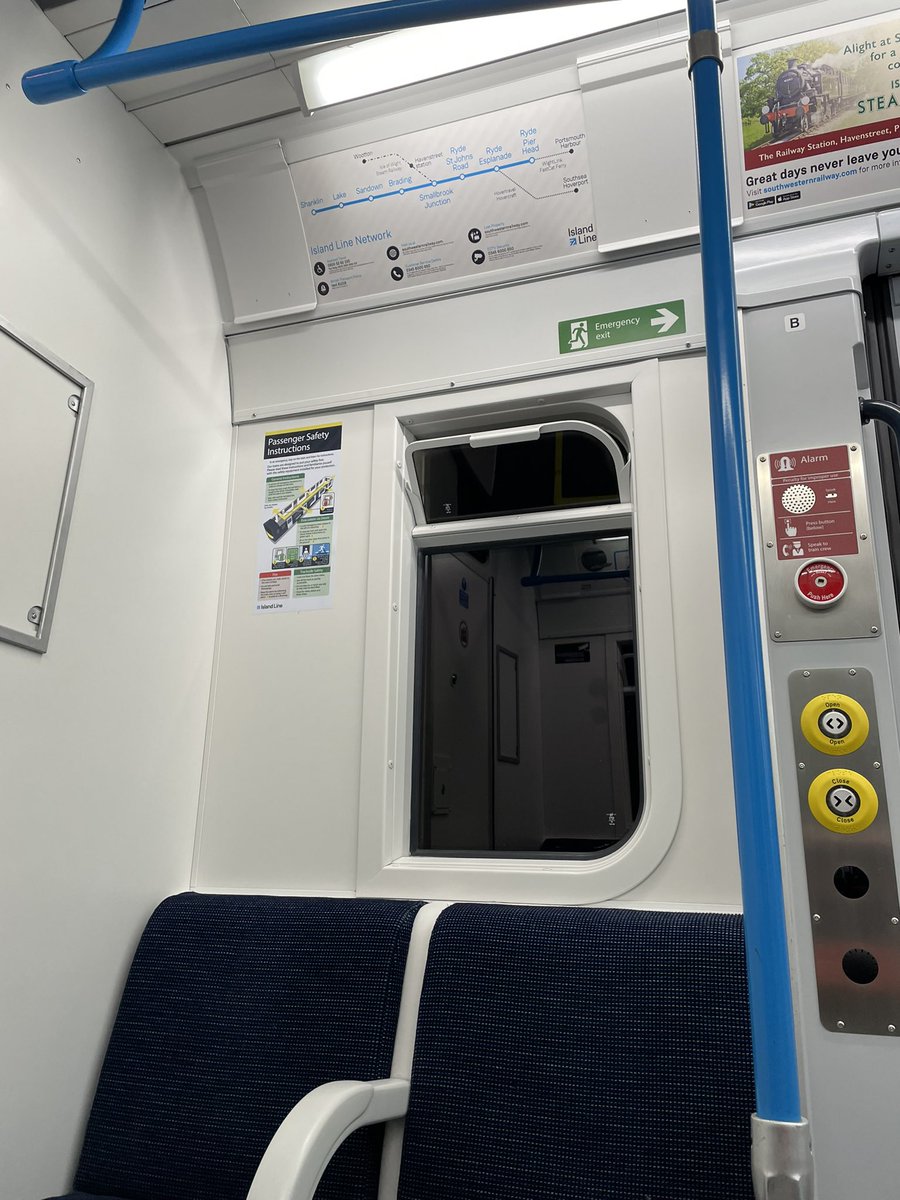 SimonZev's tweet image. Look who ruined my photo… 

Meanwhile, I finally get to go on a 484 that’s moving. It’s not quite the same as last time when they were in the depot. 

#IslandLine #DTrain #SolentShenanigans