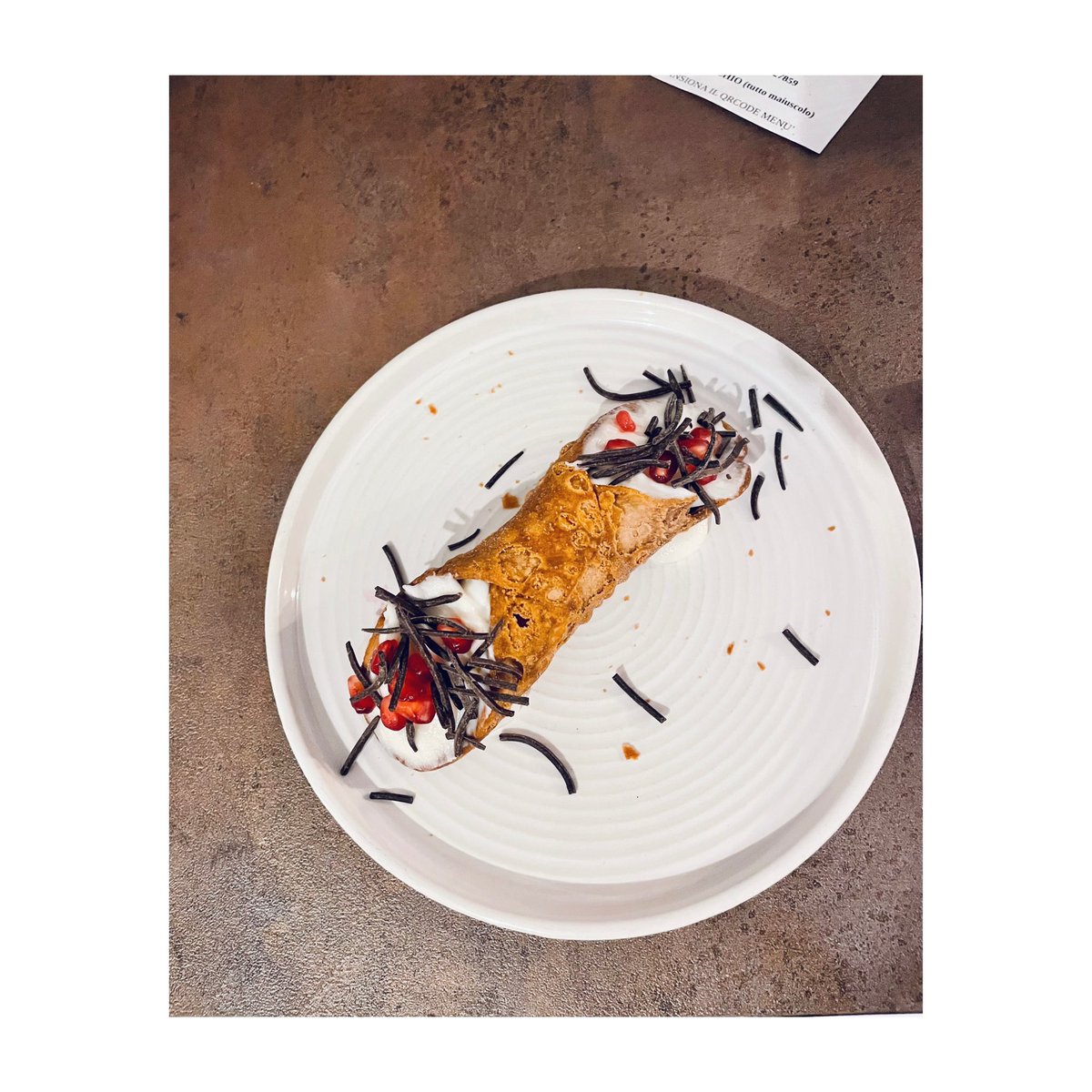 donatellaSE's tweet photo. Cannelloni di porri ripieni di silken tofu e pomodori secchi su spuma di patate; tempeh di ceci brasato al vino rosso su crema di topinambur e broccoli arrosto; cannolo siciliano.
#lerbavoglio #Modena https://t.co/sv8CofGy8G