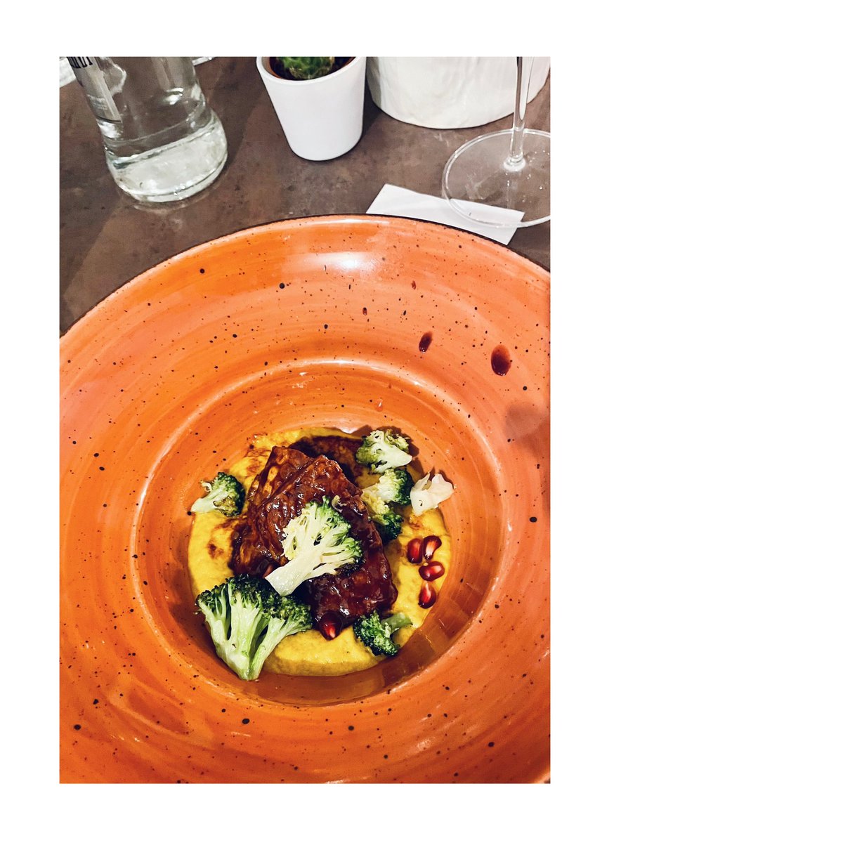 donatellaSE's tweet photo. Cannelloni di porri ripieni di silken tofu e pomodori secchi su spuma di patate; tempeh di ceci brasato al vino rosso su crema di topinambur e broccoli arrosto; cannolo siciliano.
#lerbavoglio #Modena https://t.co/sv8CofGy8G