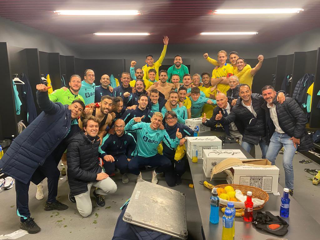 Pablo7Fdez's tweet photo. ¡Enorme victoria en San Mamés!

Seguimos Equipo... ✌️💪⚽️

#AthleticCadiz #VamosCadiz #LLNSN https://t.co/wGsvFlItUW