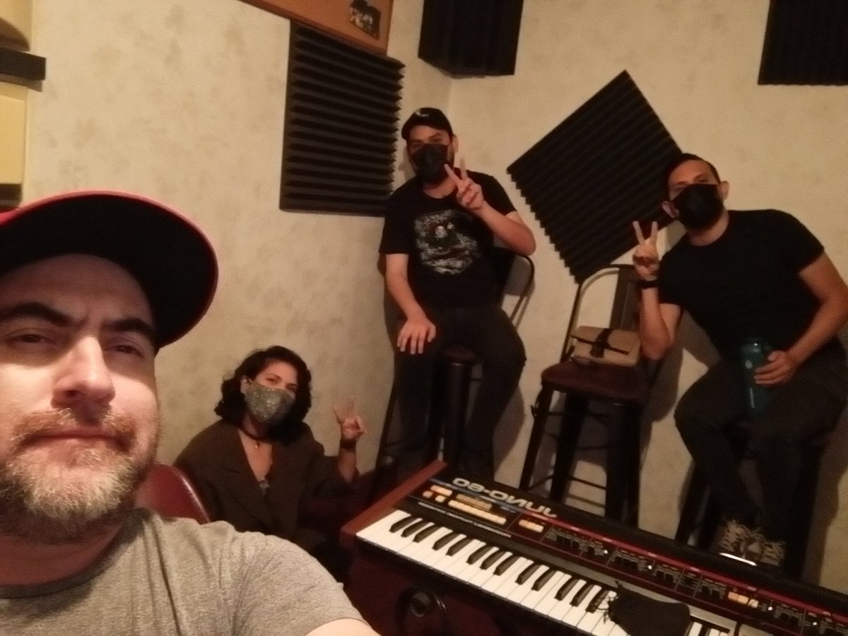 Trabajando en la mezcla del nuevo EP de <a href="/somosLMA/">Los Mejores Amigos</a> 
#DailyUpdate #music