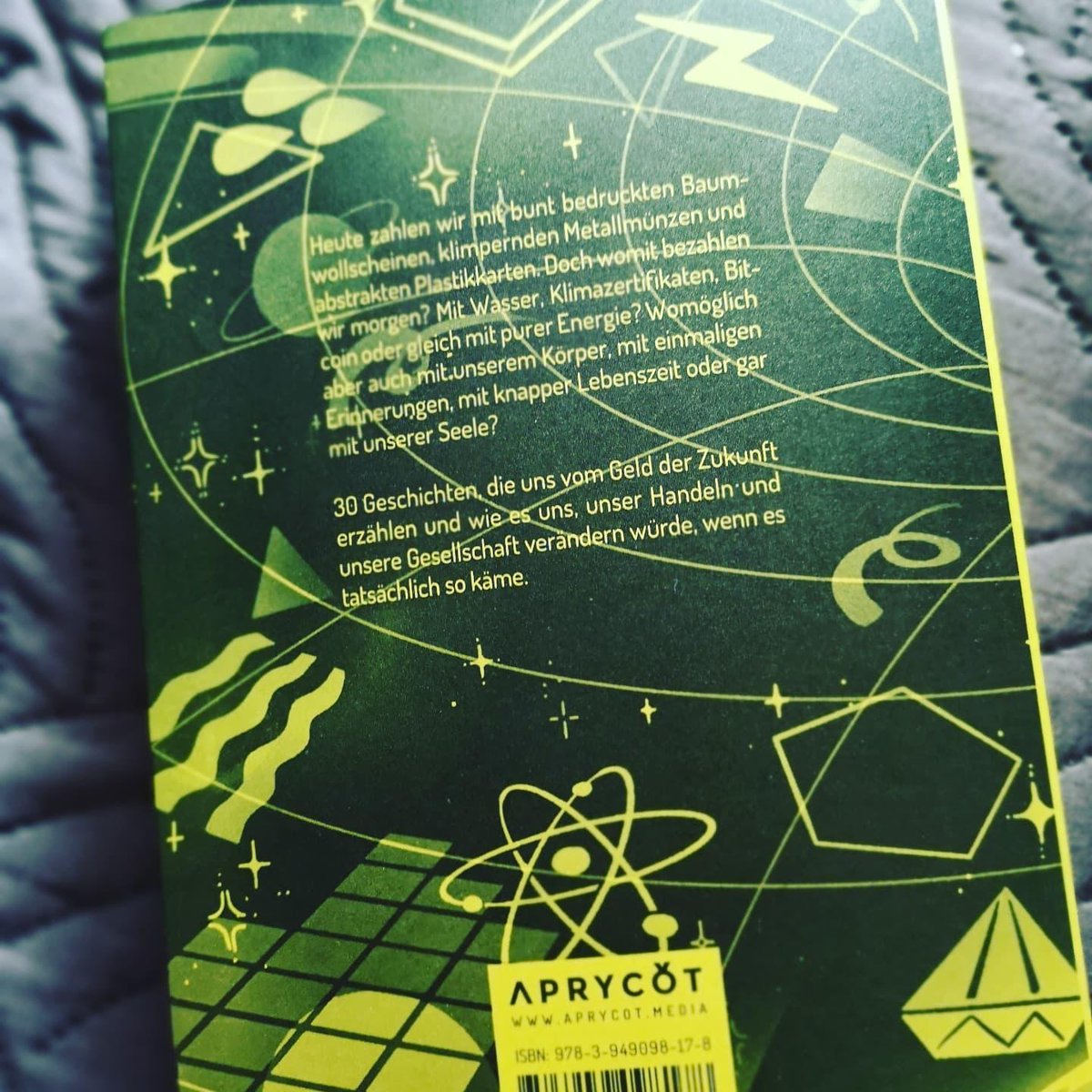 Erste eigene Kurzgeschichte veröffentlicht ✅

"Magic Future Money" ab 23.11. bei <a href="/aprycotmedia/">Aprycot Media 📚</a>