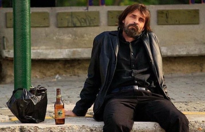 Farkında mısınız bilemem ama baya derinden çürüyor gençliğimiz Bi düşünün şu anınızı. Bir şeyleri bekliyorsunuz ama bi yandan çürüyosunuz.                     Çürüyoruz...