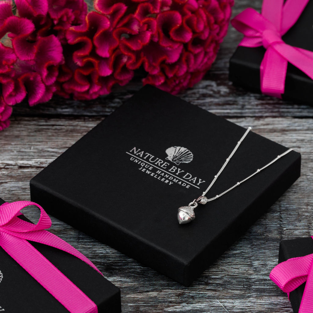 Nature_by_day's tweet image. New in my @BritishCrafting shop today! Small sterling silver acorn necklace #tbch #handmadegifts #HandmadeInUK   thebritishcrafthouse.co.uk/product/small-…