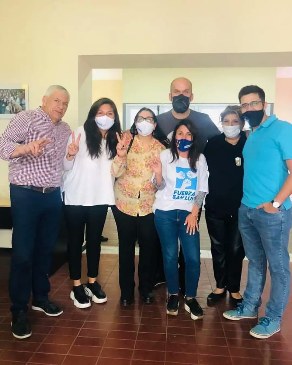 RomiCastillo84's tweet photo. 😀UNA VERDADERA FIESTA DE LA MILITANCIA
👉Así fue como se vivió la jornada de ayer en la sede del Compromiso Federal en la que estuvimos participando junto a las y los candidatos del #FrenteFuerzaSanLuis.
#FuerzaSanLuis #LaFuerzaDeLaEsperanza
#CompromisoFederal
@alberto_rsaa https://t.co/U4wjLZDWJ5