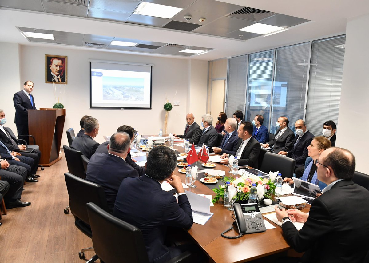 Muratbey Gümrük Müdürlüğümüzü ziyaret ederek yapılan çalışmalar hakkında bilgi aldık.
İhraç ürünlerimizi taşıyan tır şoförlerimizin sorunlarını dinledik.