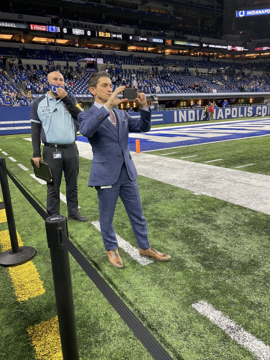 RowcoRocks's tweet photo. @AndrewSiciliano @ZachPascal6 This is you filming it. 🤛🙌 #diehardcoltsfan https://t.co/pHuf13iIJJ