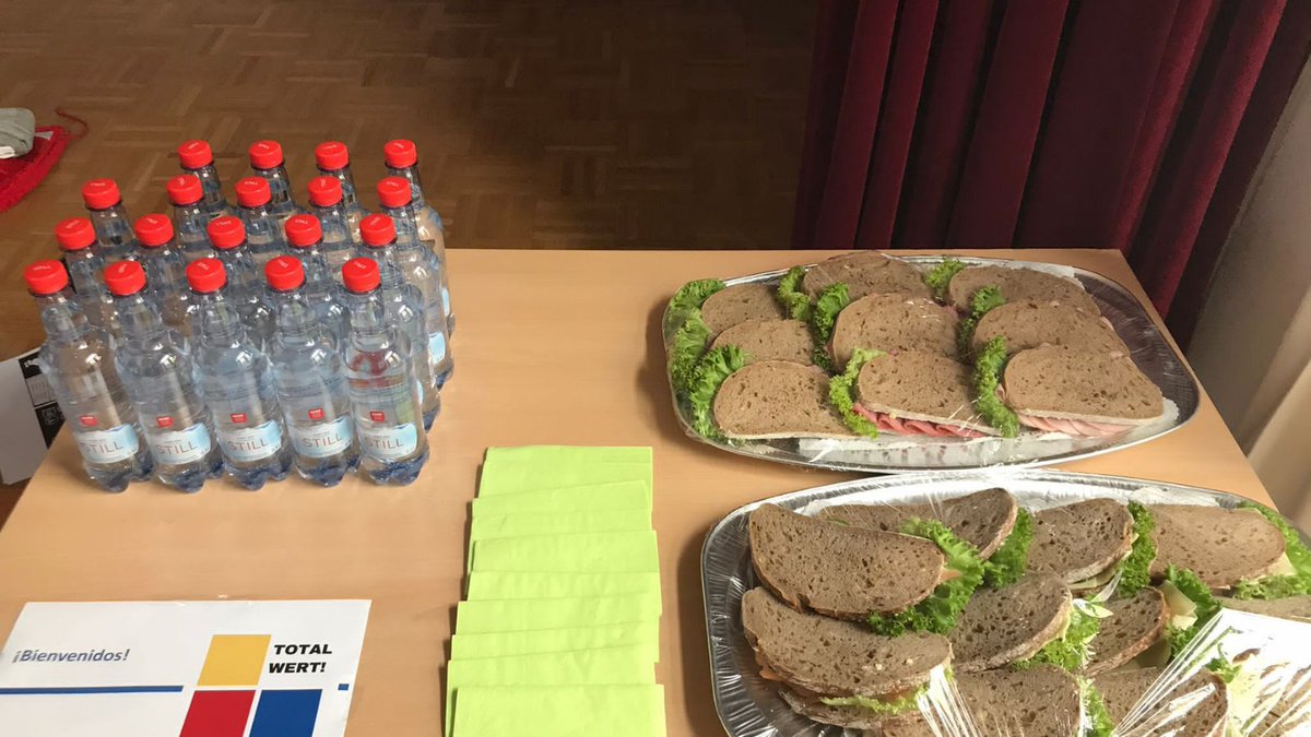 total_Wert's tweet photo. Im vierten Treff unseres Projekts arbeiteten an den Zielen 10 "Weniger Ungleichheiten" und 17 "Partnerschaften zur Erreichung der Ziele" der #Agenda2030.
#ODS #TotalDigital #KulturmachtStark #GerhardRohlfsOberschule #HochschuleBremen #InstitutoCervantesBremen https://t.co/OHsRlDiEi9