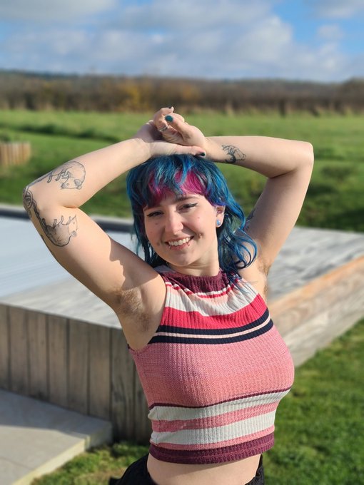 Je laisse mes poils prendre l'air 😚  I let my hairs take the air 😚 https://t.co/26MEpZpRmA