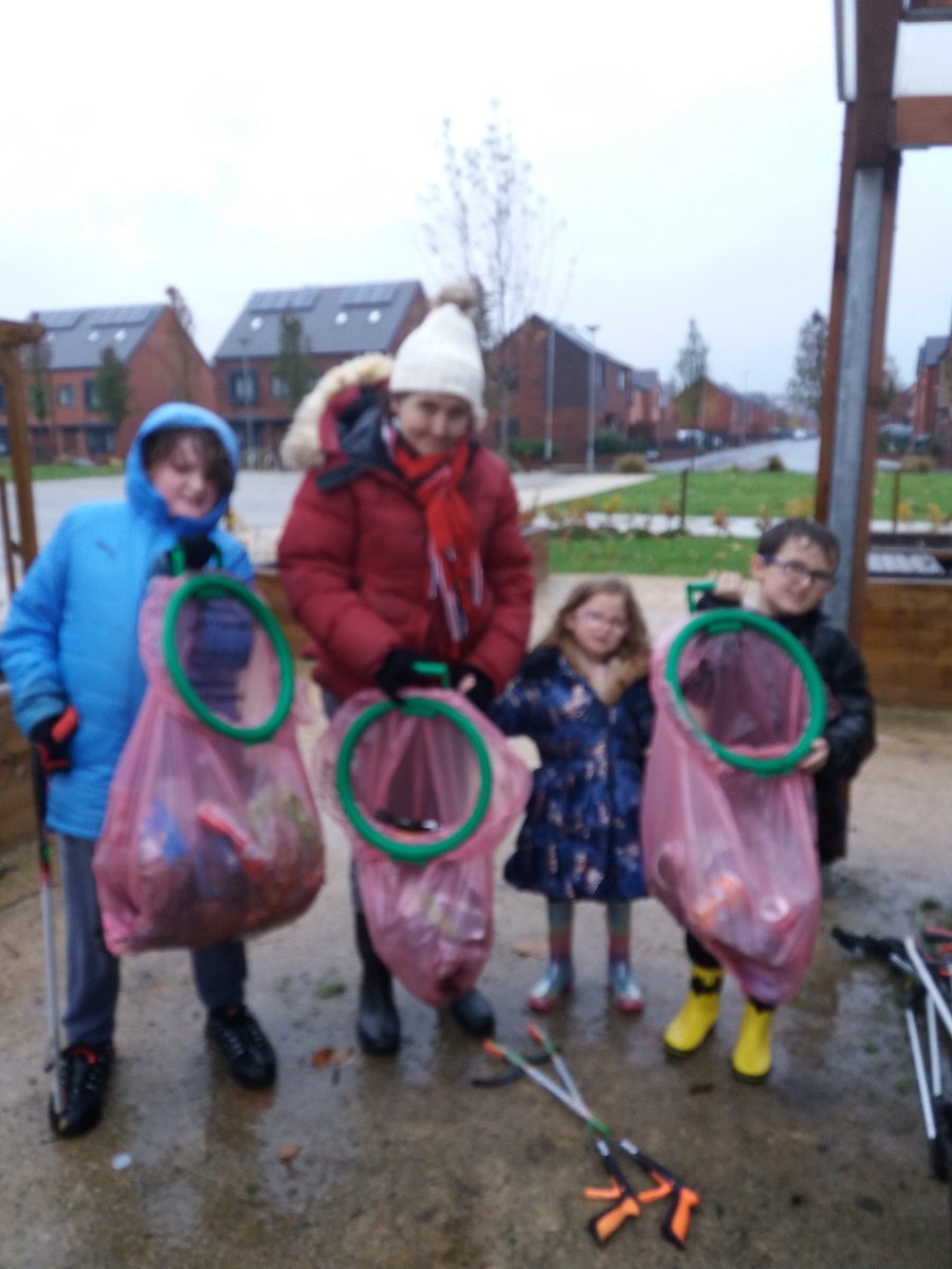 MCCArdwick's tweet photo. Lots of bags full of litter great turnout for 1st litter pick. Fab hot chocolate rewards greatly appreciated on this cold wet day. @growgreenMCR @GroundworkGM  #community #westgorton https://t.co/2yAiOHmFyK