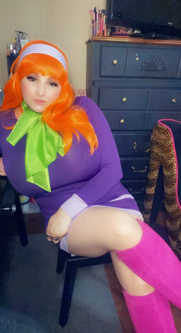 My Daphne costume 😋 https://t.co/7tpQ2FtQ4l<a href="/tag/newprofilepic"class="tags"><span>#newprofilepic</span></a>