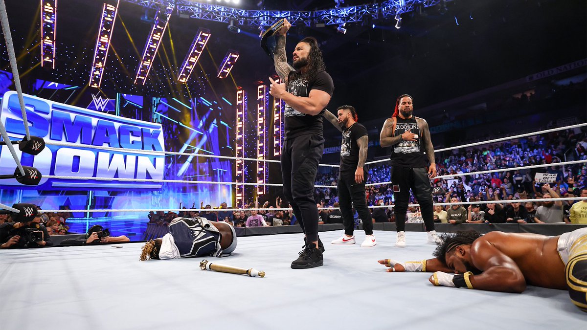 WWERomanReigns's tweet photo. You come to my show, you come correct. Respect the top of the food chain. 
We eat first. #HeadOfTheTable #Smackdown https://t.co/aLXAtXMqmL