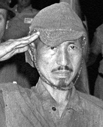 Hiroo Odona war ein japanischer Guerilla Kämpfer, der bis 1974 weitergekämpft hat und einfach nicht realisiert hat, dass der Krieg vorbei war und komplett verloren wurde.