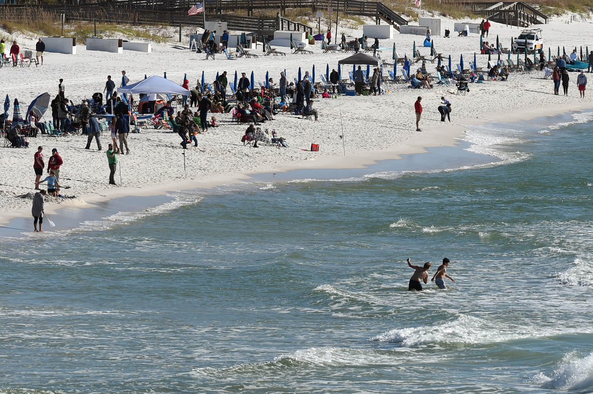 DevonRNWFDN's tweet photo. Scenes from the #BlueAngels homecoming air show Saturday at Pensacola Beach @pnj https://t.co/zUUPuJ0YXg