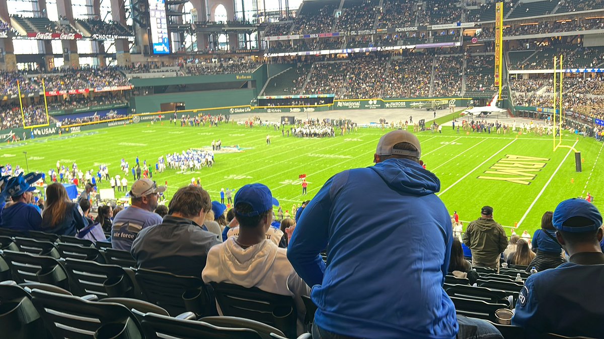 CoachMcClain78's tweet photo. Over time in Arlington! The game atmosphere Is insane! #ARMYvsAF https://t.co/dVIeXUrWEL