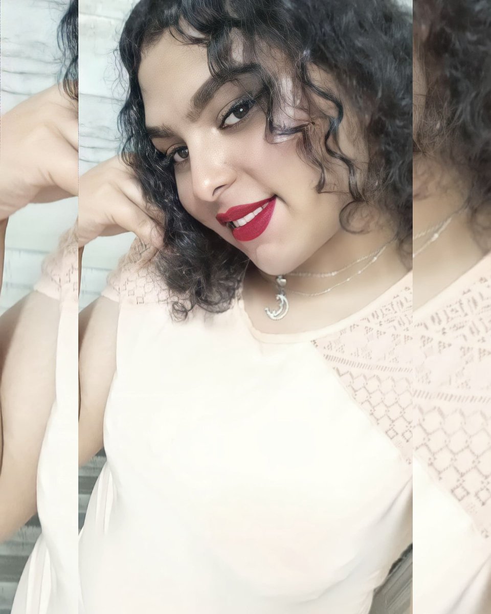 يا ضحگه جميلة شايفنهاا☺️
يا بسمة حب عارفنهاا يا نجمه عايشة وسط سحاب بتداره لنحسدها🙈♥️✨👑