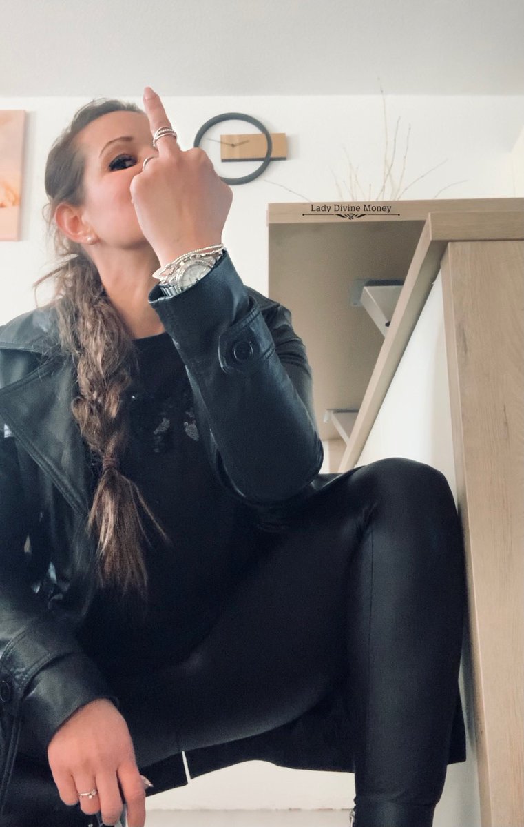 So blicke ich auf Euch herab meine Kriechtiere, während ihr zitternd vor mir kauert, überwältigt von meiner Schönheit und gelähmt von meiner machtvollen Präsenz.

Leathermistress Leatherdom Leather Leatherboots LeatherLove Middlefinger Lederherrin LederFetisch Mittelfinger