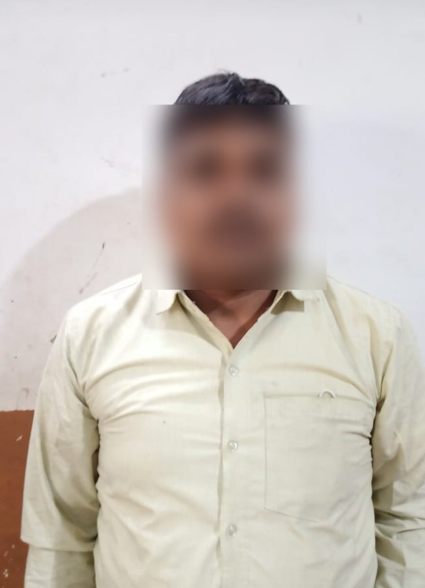 Patrolling team Ct Manohar &amp; Ct Arun of #PSPatpargangIndustrialArea, apprehended an armed thief and one button operated #knife &amp; 3 mobile phones recovered from his possession
#WellDoneTeam

#OperationSudarshan
#DCPEastDelhi

<a href="/DelhiPolice/">Delhi Police</a>
<a href="/CPDelhi/">CP Delhi #DilKiPolice</a>
@SagarHoodaIPS