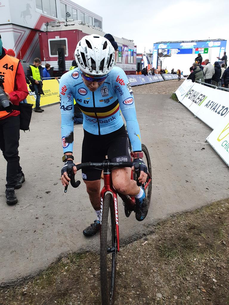 10th spot for <a href="/Sannecant/">Sanne Cant</a> in the women elite race in #eurocross21. Further standings: <a href="/AliciaFranck/">Alicia Franck</a> 14, <a href="/SuzVerhoeven/">Suzanne Verhoeven</a> 15, <a href="/marthe_truyen/">Marthe Truyen</a> 21 #belgiancycling