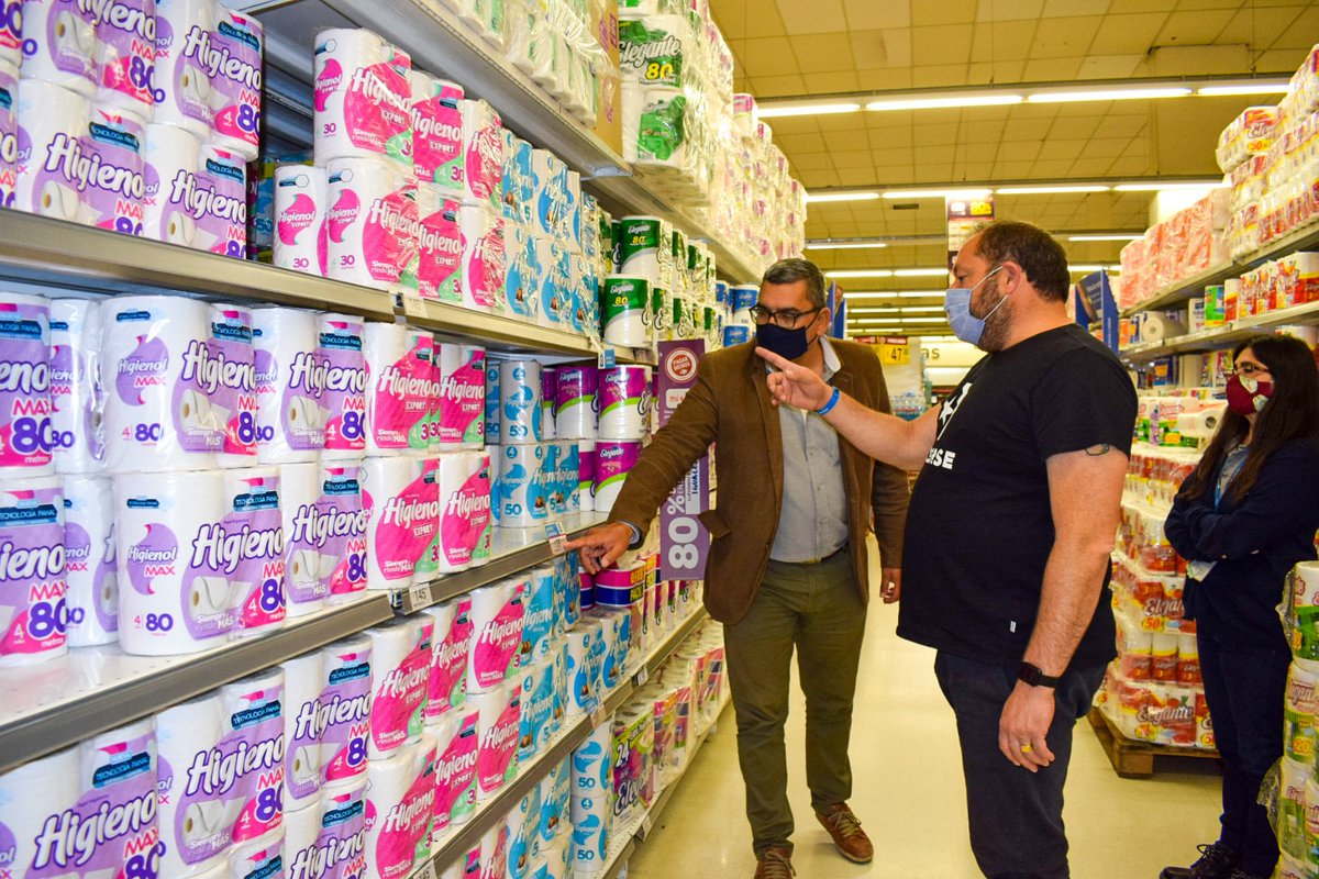 juanjo_castro's tweet photo. 📍🛒 PRECIOS CUIDADOS 

Junto a #HoracioQuiroz responsable de la #DefensoríaDelPueblo supervisamos que se cumpla el programa #PreciosCuidados en Carrefour de Muñiz

Salimos a cuidar el bolsillo de las y los vecinos. Es fundamental que se encuentren los productos ➡️ https://t.co/EOlNbTJrHS