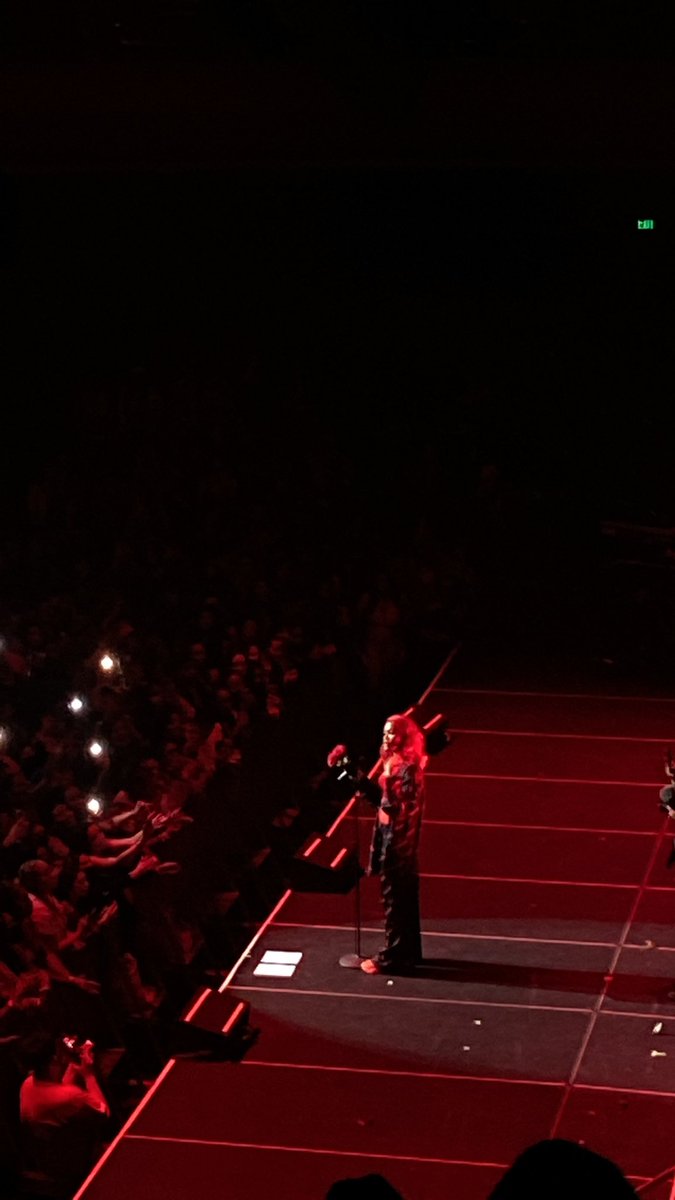 bdgtrill's tweet photo. Last night was one for the books 🥺🌹 #thelastrosepetalfarewelltour #teyanataylor @TEYANATAYLOR  11/05/21 🌹🌹🌹🌹🌹🌹 https://t.co/9O0kiU3rnx
