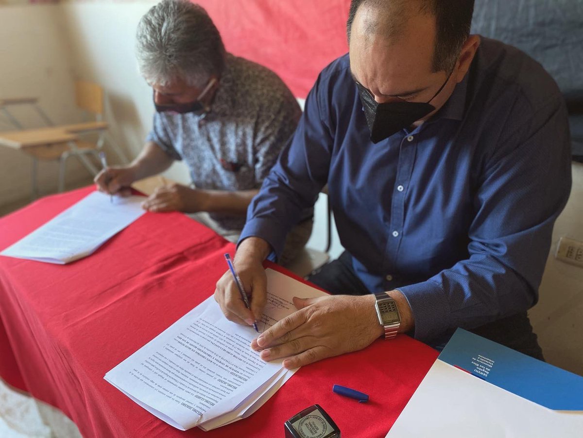 serviulosrios's tweet photo. 👉🏼 Esta mañana nuestro Director firmó el comodato de entrega de terreno para la construcción de la Sede oficial del Club Deportivo Atlético Merino 🙌🏼
El Presidente del Club, Aliro Silva, dijo estar feliz y satisfecho por el logro! 

🙌🏼Muchas felicidades 🥳 https://t.co/N2Qmx2McLx