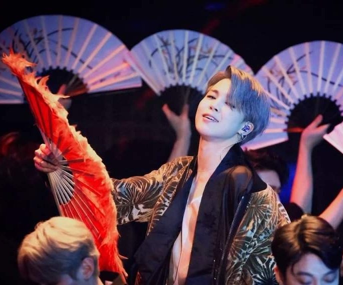 leighvjmin's tweet photo. fanning myself, i'm stanning myself ✨ https://t.co/PhhioQnmZy