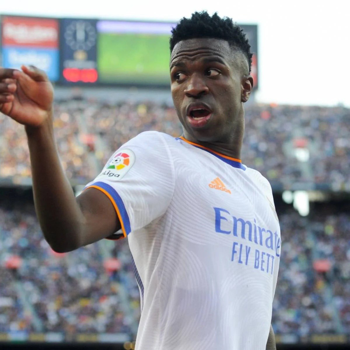 HOY VUELVO AL BERNABÉU y SOLO POR ESO, si marca <a href="/vinijr/">Vini Jr.</a> , vamos a sortear esta camiseta entre todos los que den RT a este tuit y sigan a <a href="/mundo_jerseys2/">Mundo Deportivo 📸</a> y a <a href="/MadridismoreaI/">Real Madrid Fans 🤍</a> 🤍