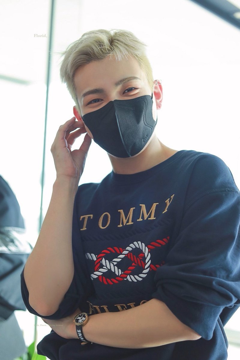 Hseonghwa0411's tweet photo. 貴方がいてくれたおかげでATEEZが生まれ、沢山の人を光がさす新しい世界へ導いてくれる羅針盤の様なホンジュン。生まれてきてくれて、音楽を創る人生を選んでくれて、キャプテンでいてくれてありがとう。"愛されてる"と実感しながらずっと幸せでいて欲しい
#영원한_캡틴_홍중데이
#AllEyesOnHongjoong https://t.co/JhQTTPSBPw