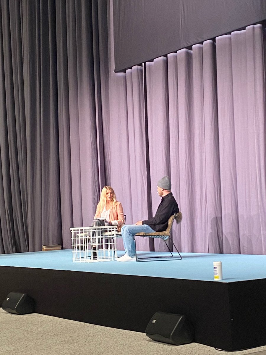 Interview med <a href="/KevinMagnussen/">Kevin Magnussen</a> på Bogforum 2021 i dag. 
Smilet var stort ved snakken om at ha’ været en del af Formel 1 i syv sæsoner. Men endnu større da snakken faldt på hans 11 måneder gamle datter. Præcis som det skal være:)
#Bogforum2021 #KevinMagnussen