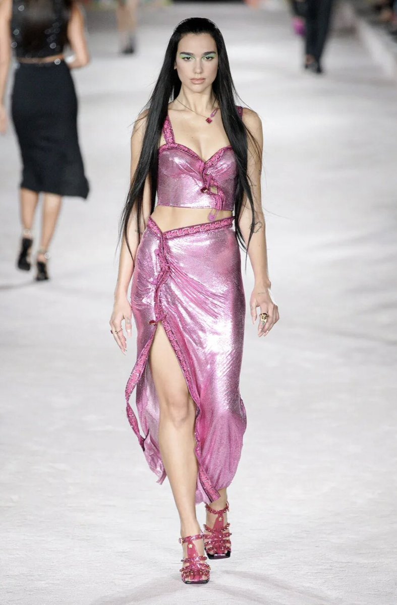 bftalk1's tweet photo. ICONS🔥🔥🔥❤️🔥❤️🔥❤️🔥#versace #donatella #milanfashionwdek #DuaLipa #NaomiCampbell #EmilyRatajkowski #GigiHadid #fashion #celebrity #celebritynews #bftalk https://t.co/BeewAL0S13