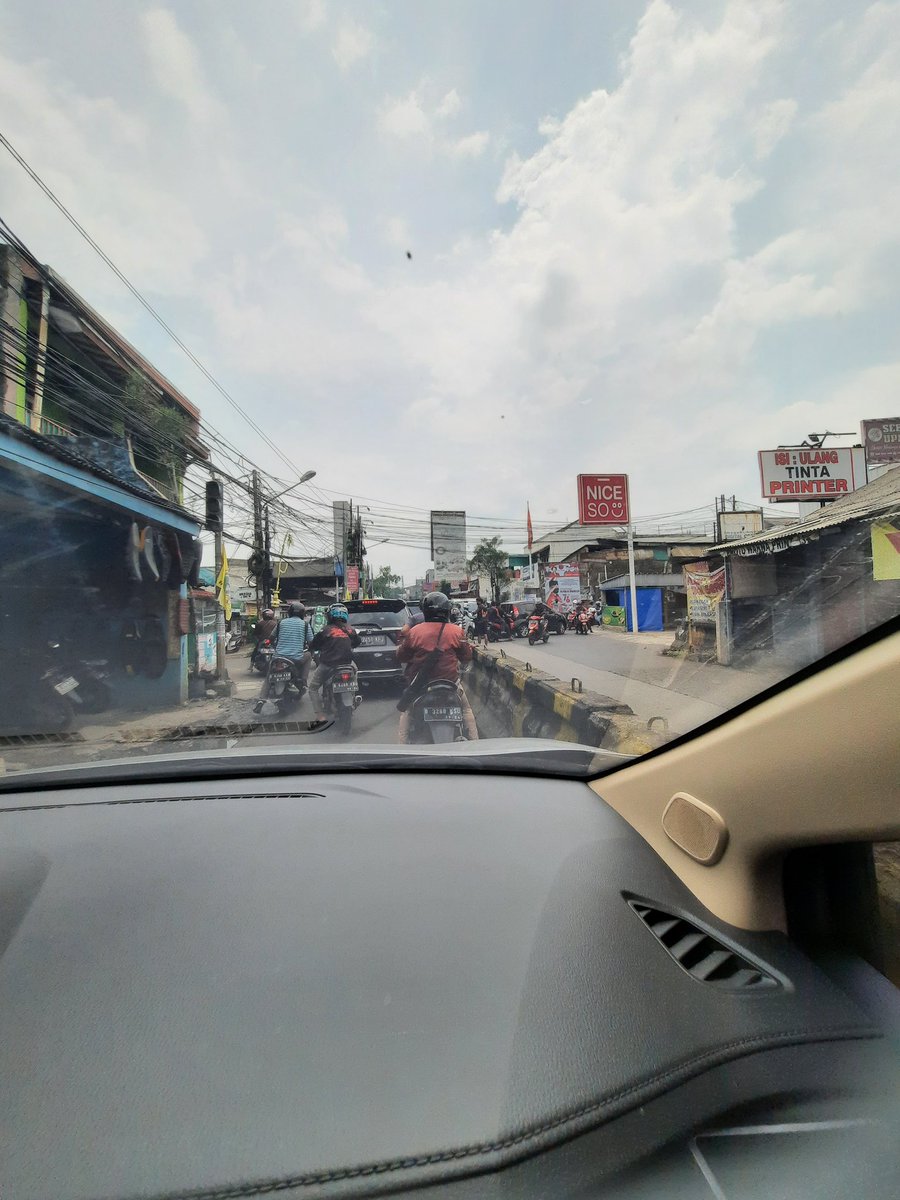 Pertigaan daerah ujung aspal pondok gede sumir ini sudah diberi pembatas tengah dan pernah ditutup. Saat ini dibuka kembali entah oleh siapa dan tentunya menimbulkan kemacetan parah dari kedua arah di hari sabtu ini. Harap bersabar dan pasrah aja ya.. <a href="/RadioElshinta/">Radio Elshinta</a>