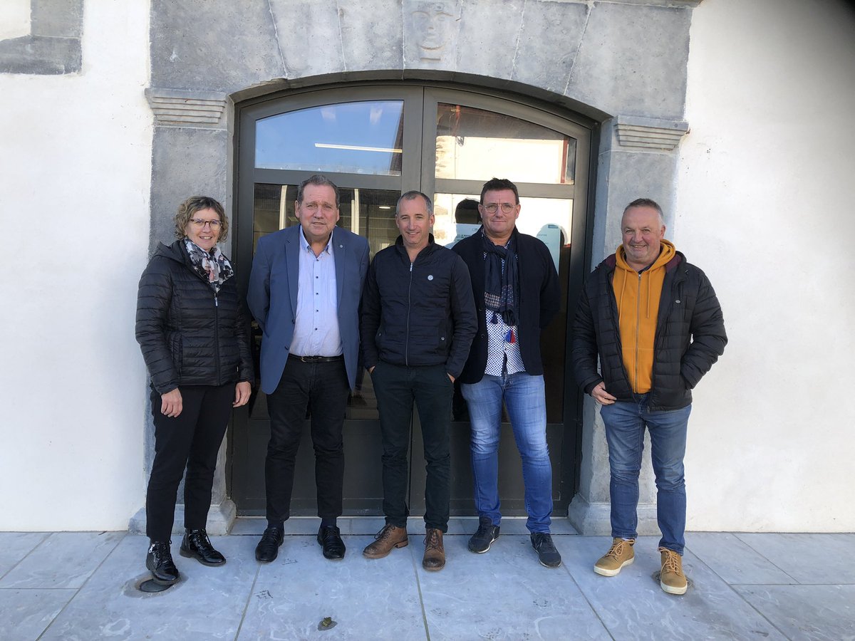 max_brisson's tweet photo. Une belle séquence d’échanges avec Hervé Damestoy et ses adjoints à #Mendionde.  Logement des jeunes, rénovation du trinquet, embellissement du bourg au cœur de nos discussions. 

Un bel exemple de ce qu’apporte à un village une équipe municipale volontaire. 

#SénateurdeTerrain. https://t.co/dcln8L5RMz
