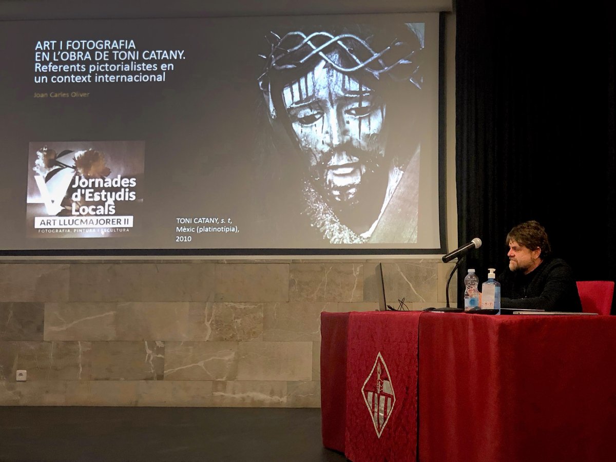 FTCatany's tweet photo. Els dies 5 i 6 de novembre estan tenint lloc les V Jornades d'Estudis Locals de Llucmajor.
Joan Carles Oliver va ser el ponent ahir de la lliçó inaugural: "Art i fotografia en l'obra de Toni Catany. Referents pictorialistes en un context internacional."
#ToniCatany #Llucmajor https://t.co/7ECJ8sL5HS