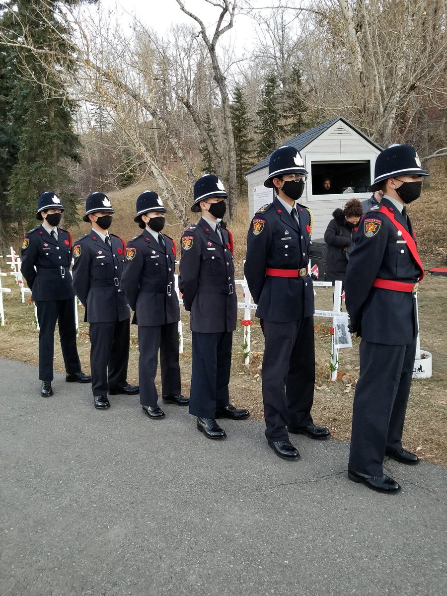 jab3676's tweet photo. Calgary Police Cadets were the official flag party for today’s sunrise ceremony ⁦@FieldOfCrosses⁩ For the youth day of remembrance - Great Job!
#CPFYYC #Cadets #calgarypolice #cps #lestweforget #cpcc https://t.co/xJl6d3cYsU