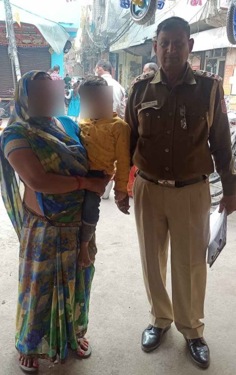 With the sincere efforts made by #PSMandawali team, a four year child was re-united with his family.

#WellDoneTeam
#OperationMilap

#DCPEastDelhi

<a href="/DelhiPolice/">Delhi Police</a>
<a href="/CPDelhi/">CP Delhi #DilKiPolice</a>
@SagarHoodaIPS