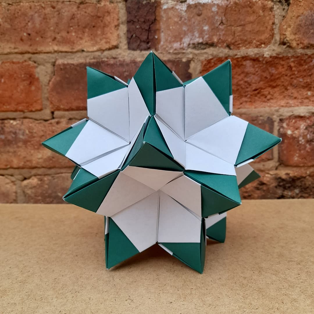 MattBookbinding's tweet photo. Poison Ivy Kusudama (Valentina Minayeva). Folded by me from 30 x 2:√3 rectangles of kami, no glue. #origami #modularorigami #origamikusudama #kusudama #poisonivy #poisonivykusudama #geometricorigami #star #pentagon https://t.co/72ZjZhKdHg