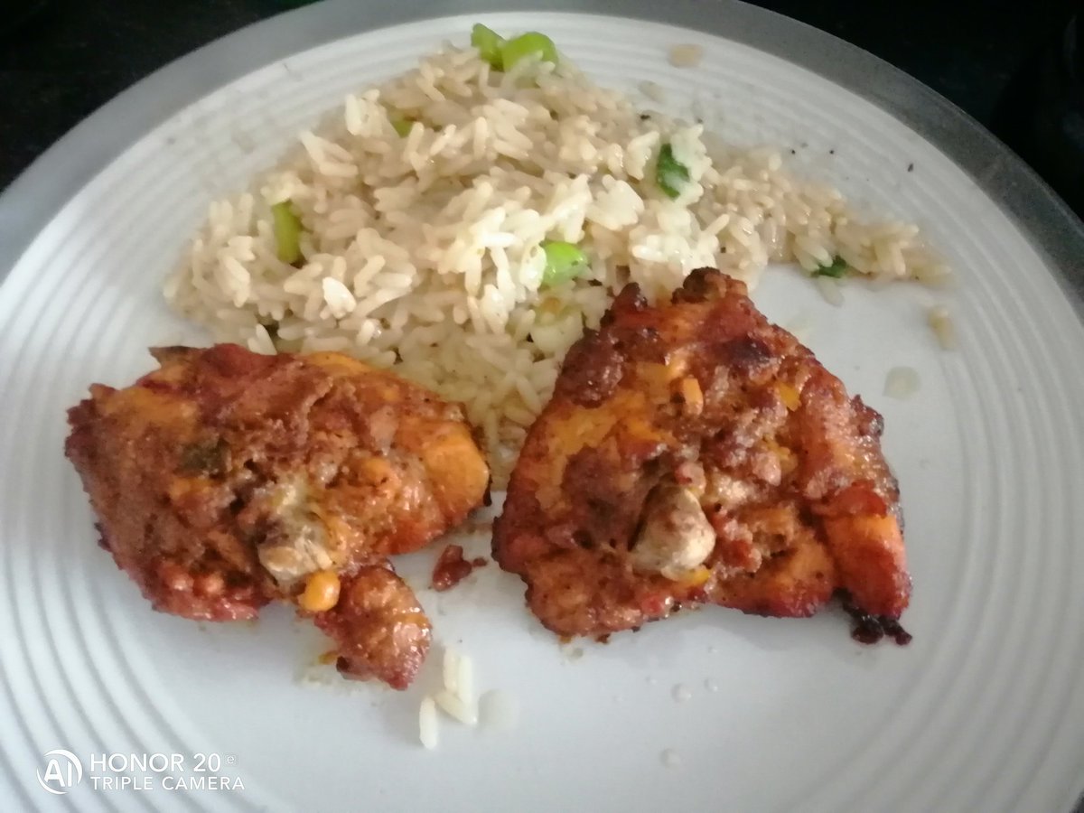 MarshaTheGreat's tweet photo. Looks OK. I haven't tasted it yet, so here goes nothing. 🤞🏾
#Chicken #Rice #CulinaryDelights #Cooking #TILife https://t.co/nJZKqTKW6H