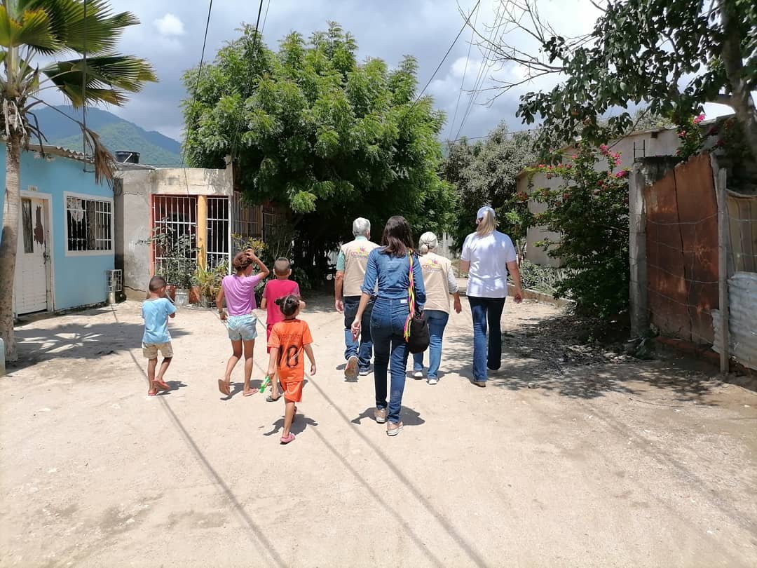 VenezuelaQuilla's tweet photo. Visitamos a nuestros pares, COLVENZ, en la ciudad de Santa Marta, Magdalena, compartimos experiencias y buenas prácticas en la atención a la población proveniente de Venezuela.

#SomosAcogida #SomosLaClave #SomosIntegración #NosUnenTusDerechos https://t.co/SNLGYQkyuU