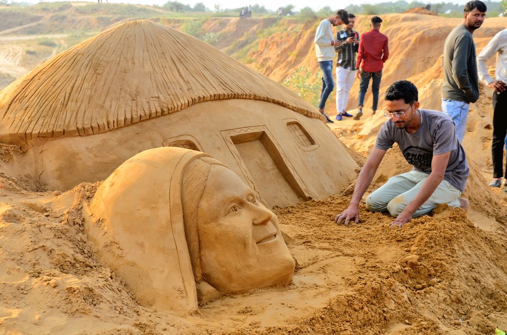 sandartistajay's tweet photo. today my sand art at #pushkar_desert #pushkarmela #pushkarfair2021 #pushkardesert #pushkar_fair_2021 #art #Today #exhibition #artwork #rajasthan #sand_art #ajay_rawat https://t.co/IqTRVk9Wln