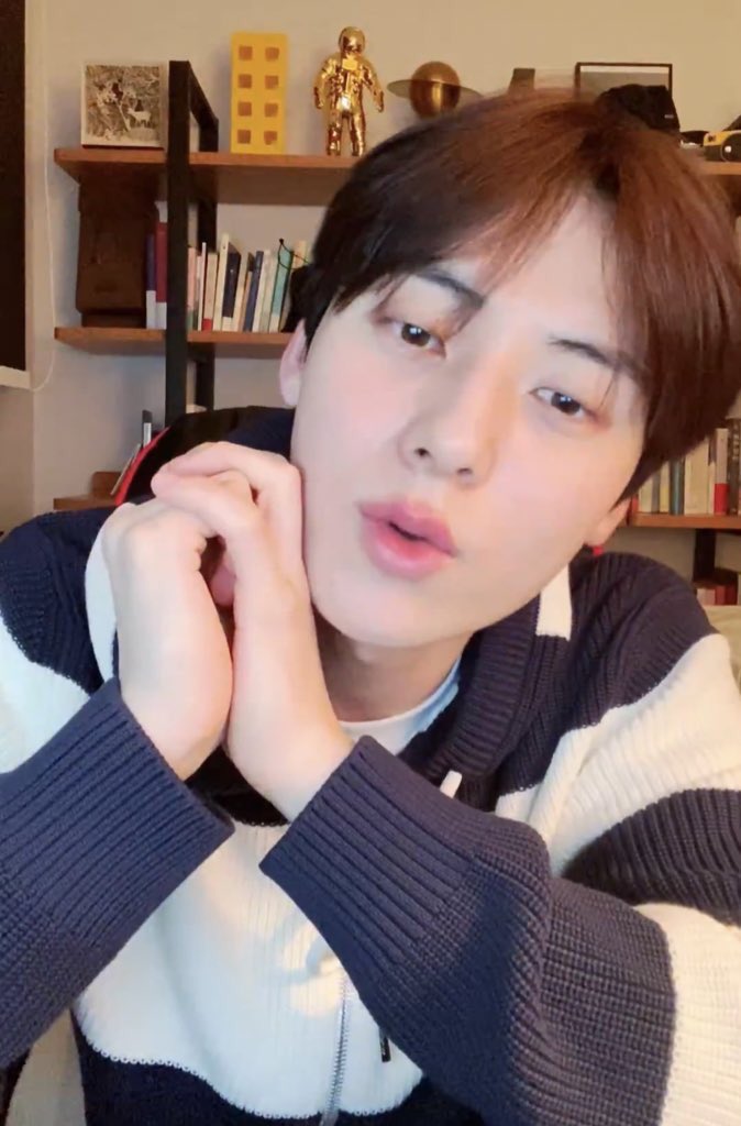 HWANGMINHYUN_TH's tweet photo. [VLive] 211106 #NUEST🙋🏻‍♂️
🦊🎶Should've known(가까이 있어서 몰랐어) - 2AM 
#NUEST #황민현 #민현 #ฮวังมินฮยอน #뉴이스트 #HWANGMINHYUN #MINHYUN #MAMAVOTE #มินฮยอน https://t.co/n0dctVX4m9