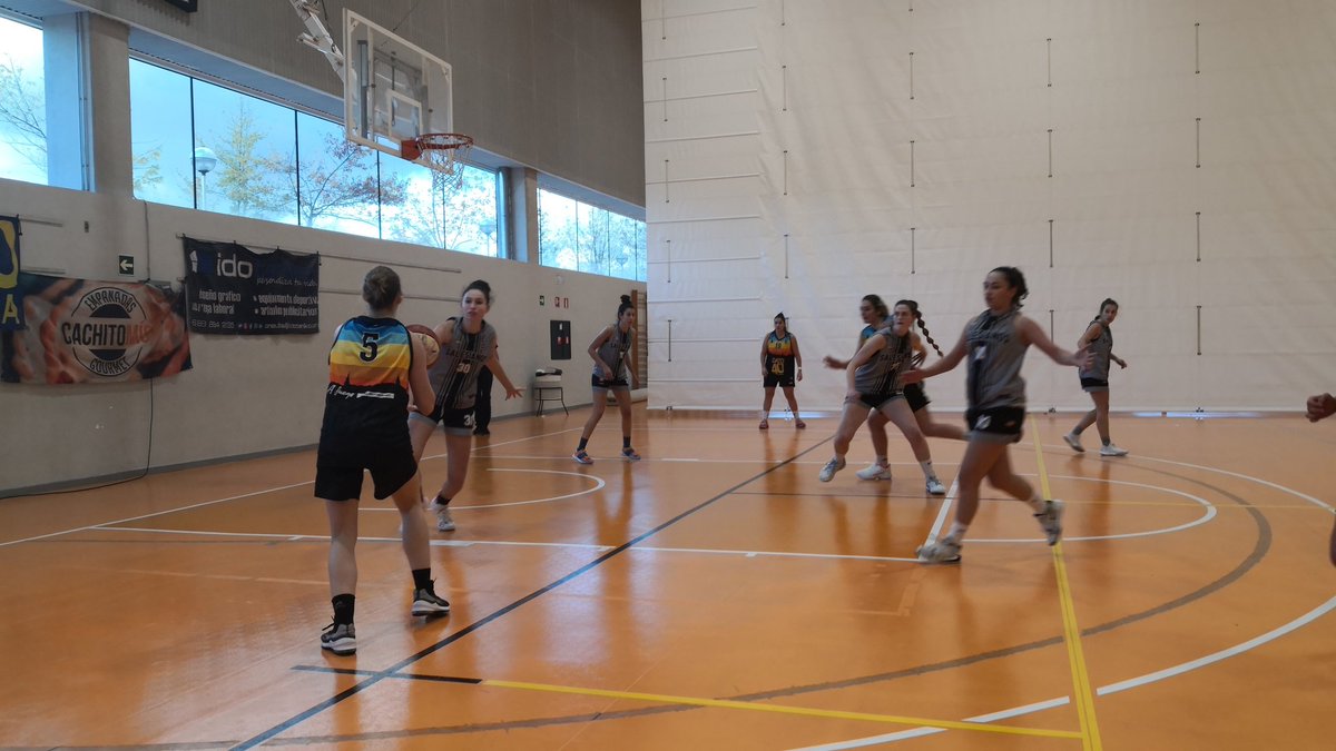 CBToju's tweet photo. #TojuLive Partido de nuestro nacional. Final partido @Dato_40_Inmob Toju 76 - 49 @BarakaldoBasket
#TojuNac #GoToju https://t.co/wkqmJHpMNb https://t.co/iyvaxVVzDm