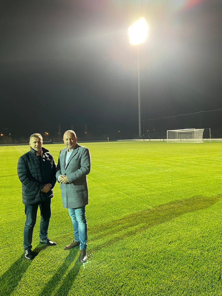 Czarek_Kulesza's tweet photo. Nowy Sącz potrzebuje funkcjonalnego stadionu wraz z odpowiednim zapleczem, dlatego cieszę się z kolejnej inwestycji samorządowej w polski futbol. Jako @pzpn_pl wspieramy proces budowy. Nowoczesna infrastruktura to podstawa rozwoju zarówno w szkoleniu, jak i piłce seniorskiej. https://t.co/leRh7hCoKL