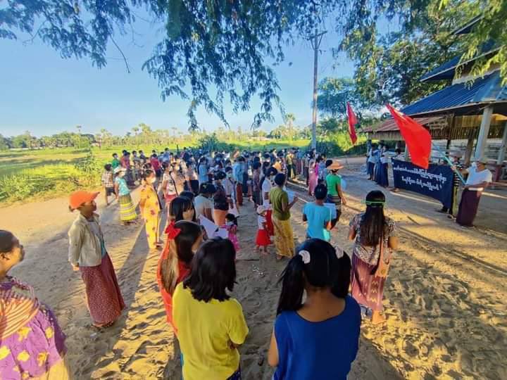 khin_kt's tweet photo. Residents and protesters from Letpadaung Taung village, Salingyi, rallied today to against Military dictatorship.  #WhatsHappeningInMyanmar #Nov6Coup #FreezePaymentsToJunta  https://t.co/UQsX8ai1cA