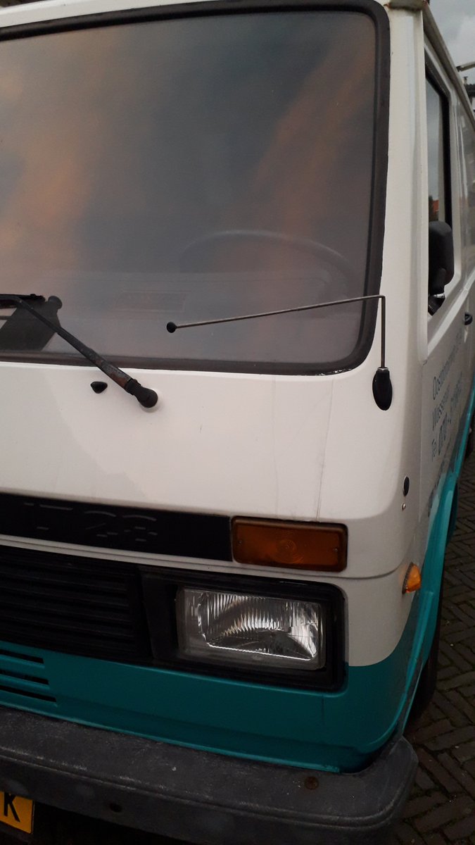 Tolsteam1's tweet photo. Droevig als men niet van je bedrijfswagen af kunnen blijven. https://t.co/YFEeW3hrei
