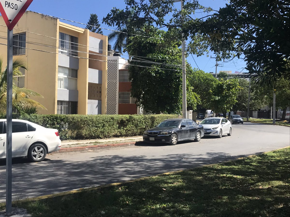 ComiteSm15's tweet photo. @TransitoBJ nuevamente pidiendo de su amable intervención para poner orden en estas Avenidas, Xpuhil, con y circuito copan, sm.15 y 19 autos 🚘 en Línea roja, sentido contrario y arriba de banqueta 11:23 am https://t.co/VJtHKg8VjT