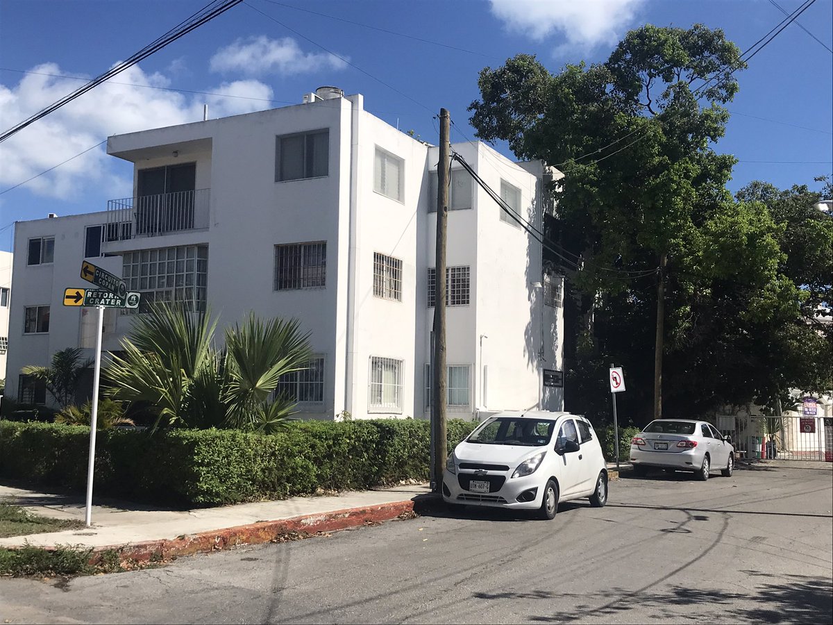 ComiteSm15's tweet photo. @TransitoBJ nuevamente pidiendo de su amable intervención para poner orden en estas Avenidas, Xpuhil, con y circuito copan, sm.15 y 19 autos 🚘 en Línea roja, sentido contrario y arriba de banqueta 11:23 am https://t.co/VJtHKg8VjT