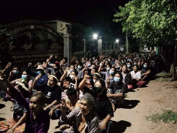 Marching and sitting-in night strike by shouting slogans to overthrow Military Dictatorship in Latpadaung, Salingyi. #FreezePaymentsToJunta   #WhatsHappeningInMyanmar #Nov6Coup