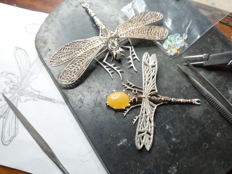 BondarowskiE's tweet photo. Projekt i inne spojrzenie na biżuterię, kto chętny na broszki ważki  🙂
Design and a different look at jewelry, who would like dragonfly brooches 🙂
#bondarowski #biżuteria #unikat #emalia #bursztyn  #broch #enamel #emaliakomórkowa #handcraft #handmade #brosz #dragonflay #broches https://t.co/v01EIkUSPi